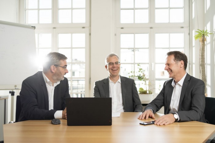 Von links nach rechts sitzen an einem Tisch Sven Kitzrow, Stefan Bärenz und Jürgen Kratschmer