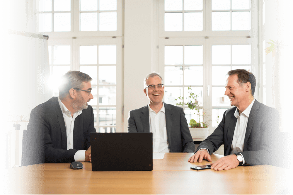 Von links nach rechts sitzen an einem Tisch Sven Kitzrow, Stefan Bärenz und Jürgen Kratschmer